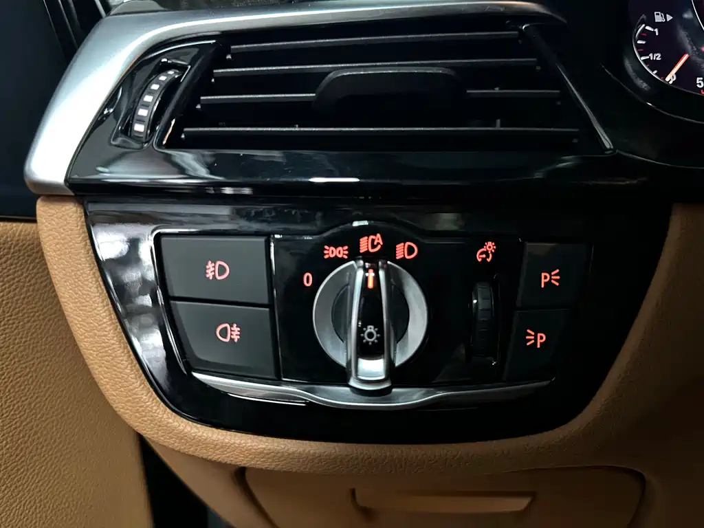 BMW 5 Series 2018 — фото 12