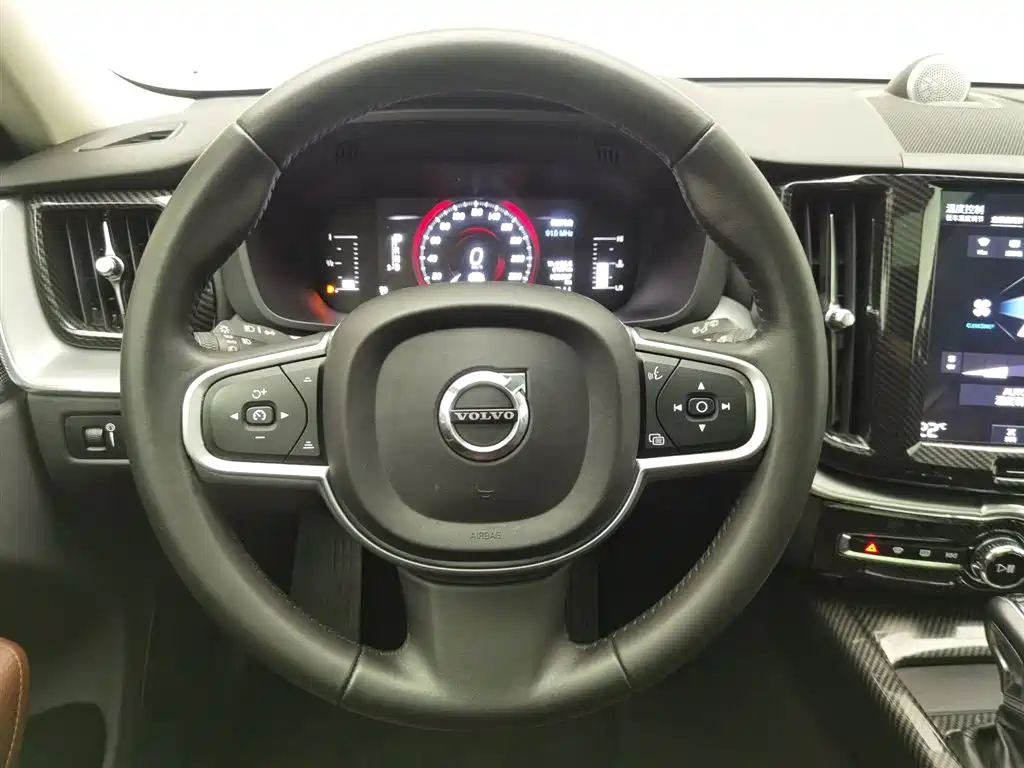 Volvo XC60 2018 — фото 11