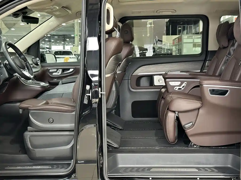 Mercedes-Benz V-Class 2024 — фото 11