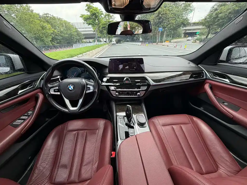 BMW 5 Series 2018 — фото 9