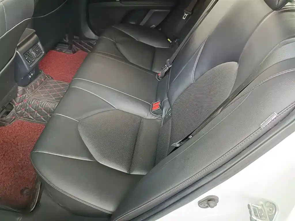 Toyota Camry 2019 — фото 17