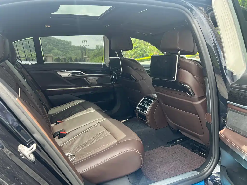 BMW 7 Series 2018 — фото 10