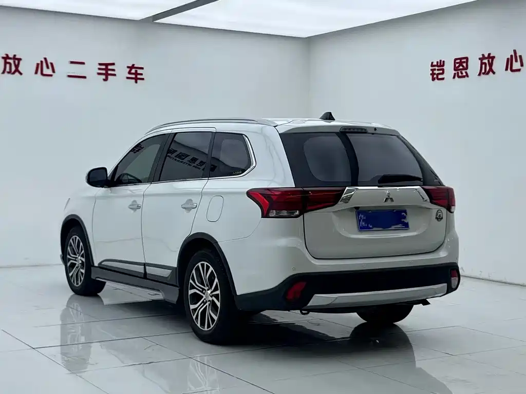 Mitsubishi Outlander 2017 — фото 16