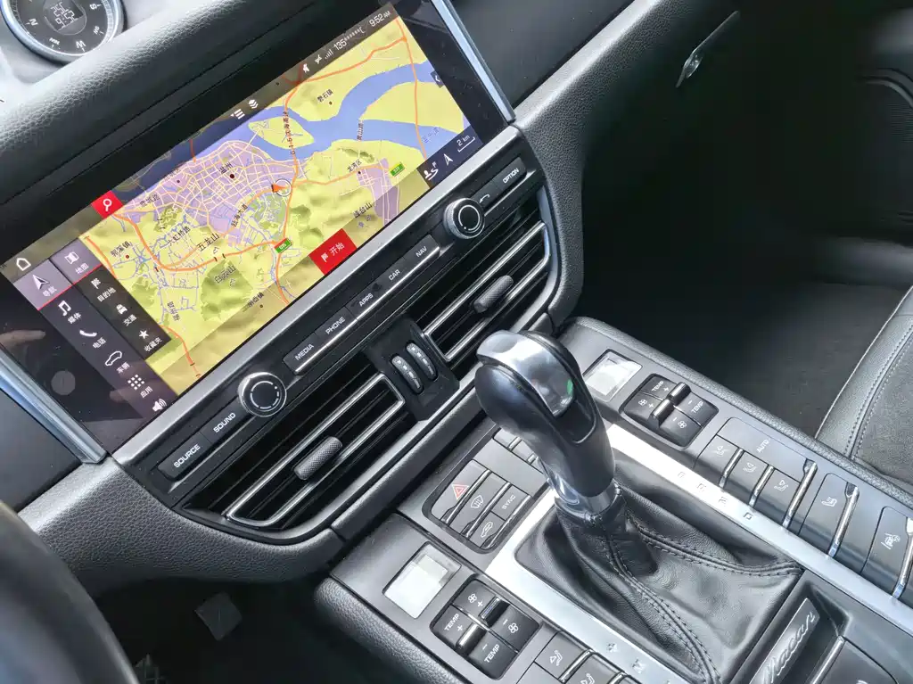 Porsche Macan 2019 — фото 14