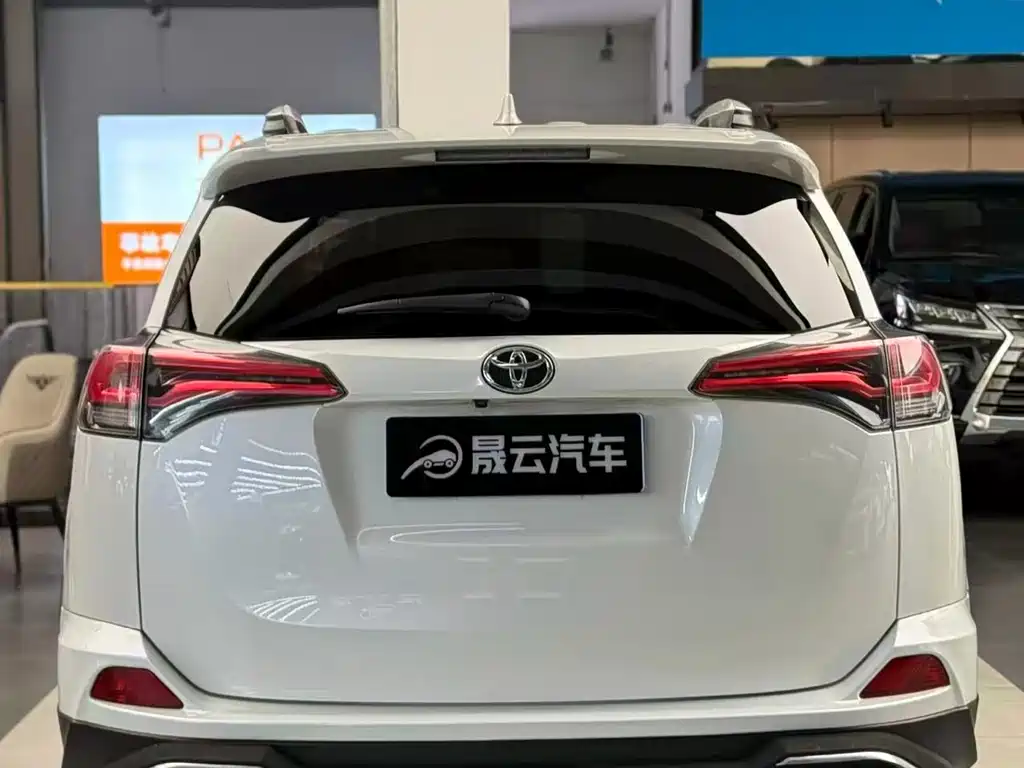 Toyota RAV4 2017 — фото 8