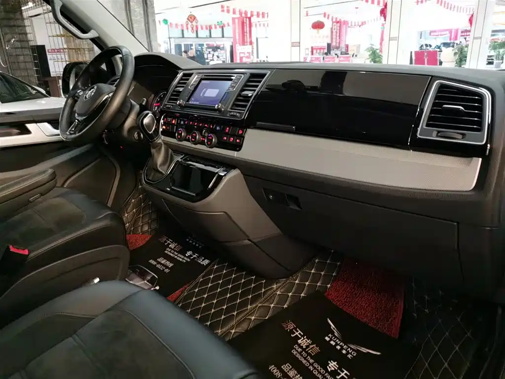 Volkswagen Multivan 2017 — фото 15