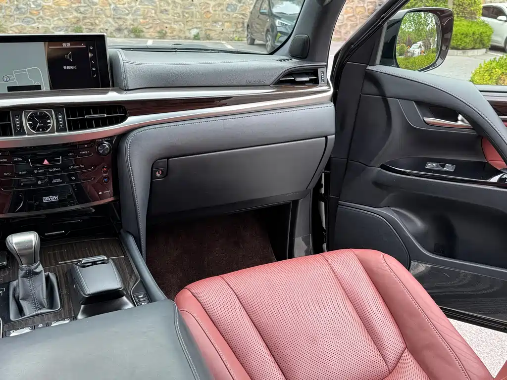 Lexus LX 2018 — фото 11