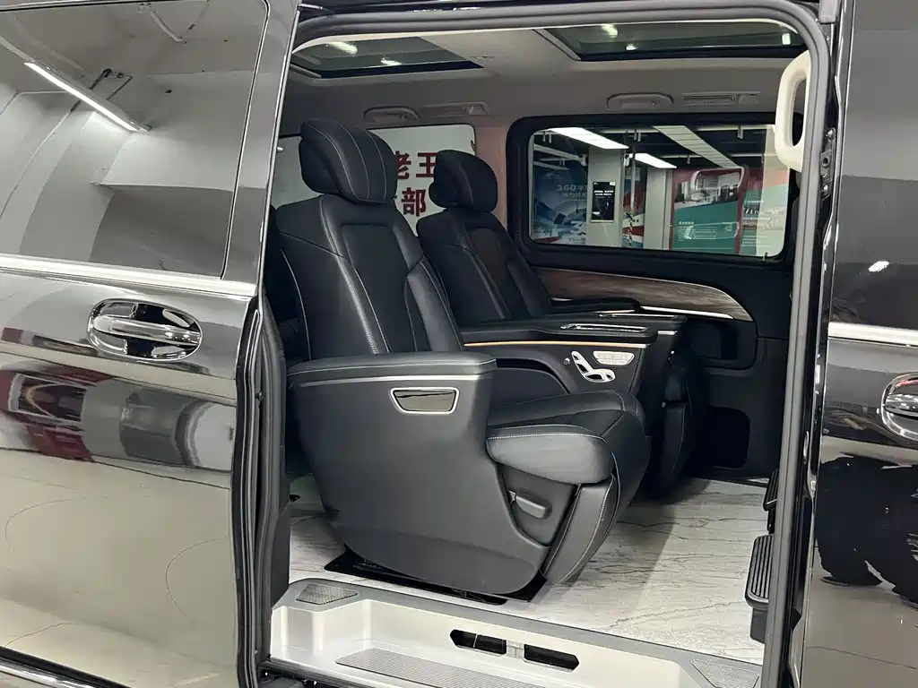 Mercedes-Benz V-Class 2023 — фото 12