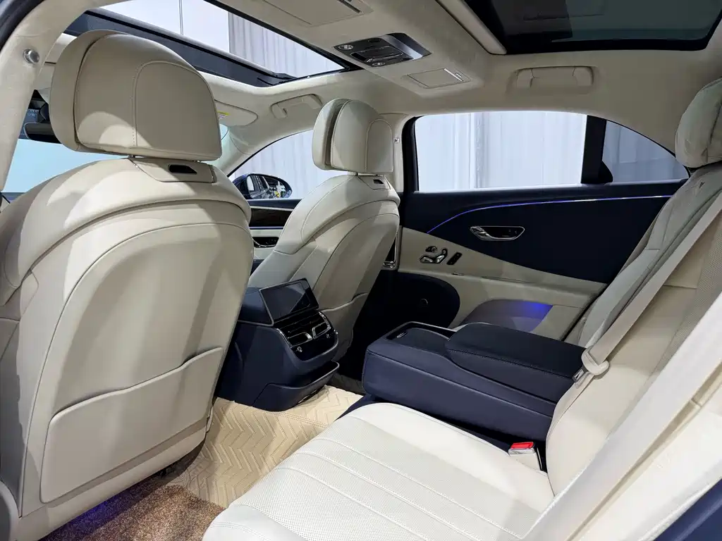Bentley Flying Spur Plug-In Hybrid 2022 — фото 15