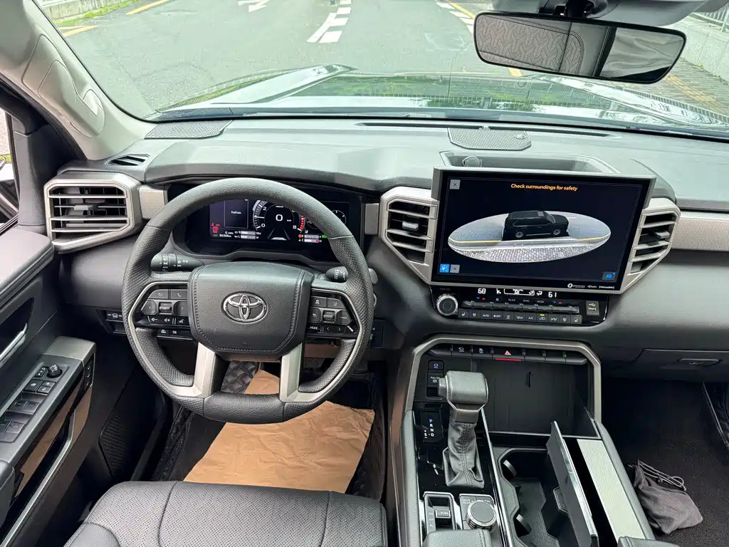 Toyota Sequoia 2023 — фото 11