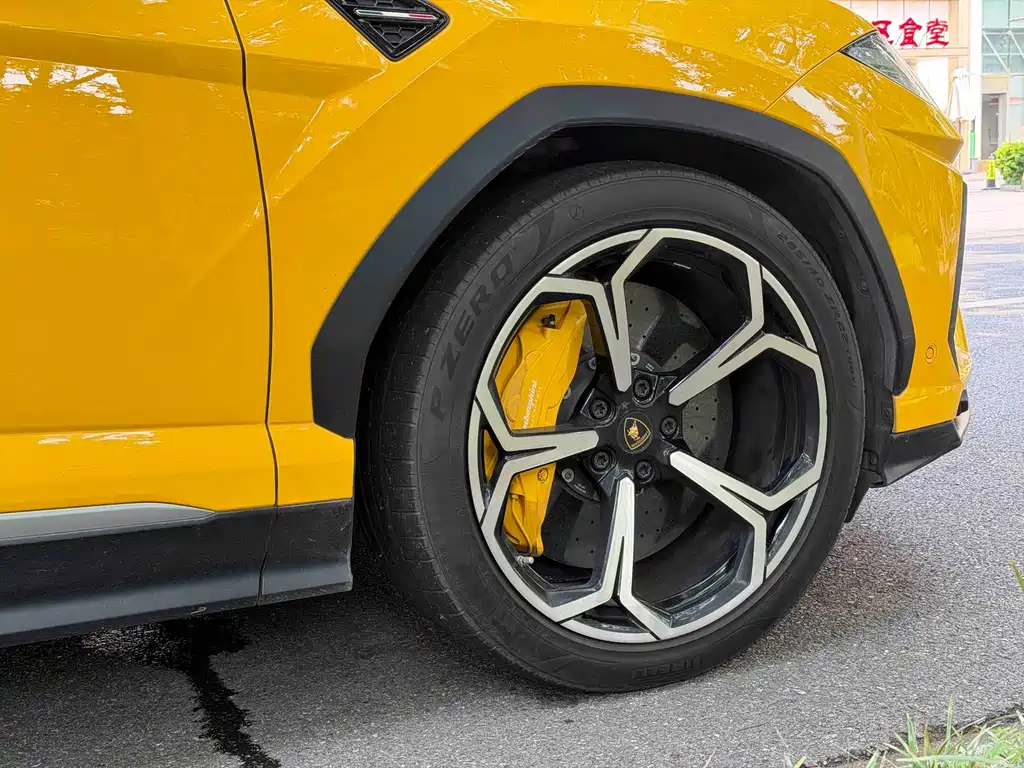 Lamborghini Urus 2019 — фото 23