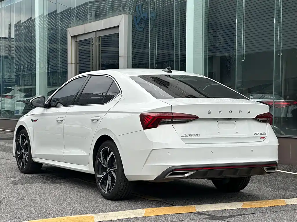 Skoda Octavia 2023 — фото 11