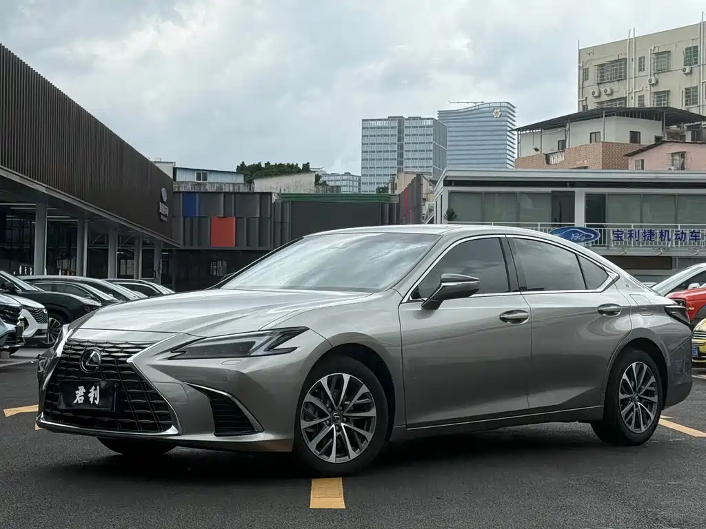 Lexus ES 2025