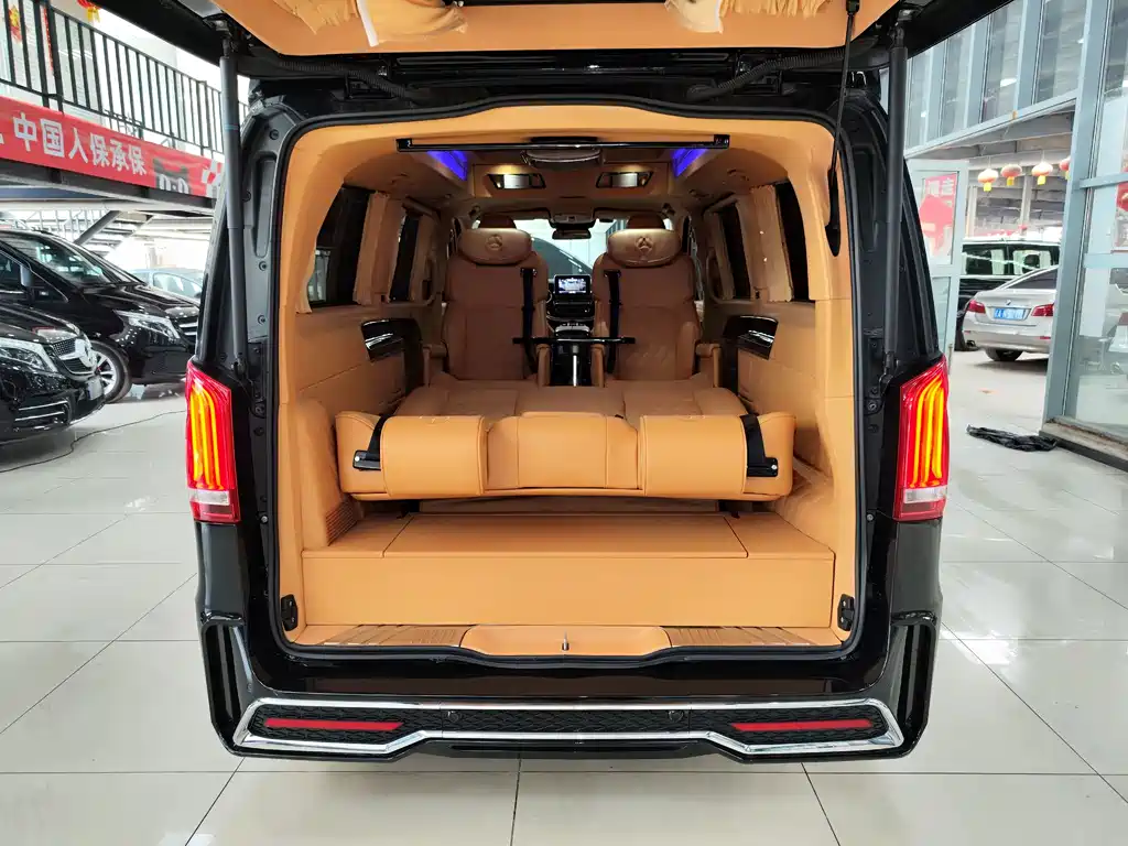 Mercedes-Benz V-Class 2018 — фото 34
