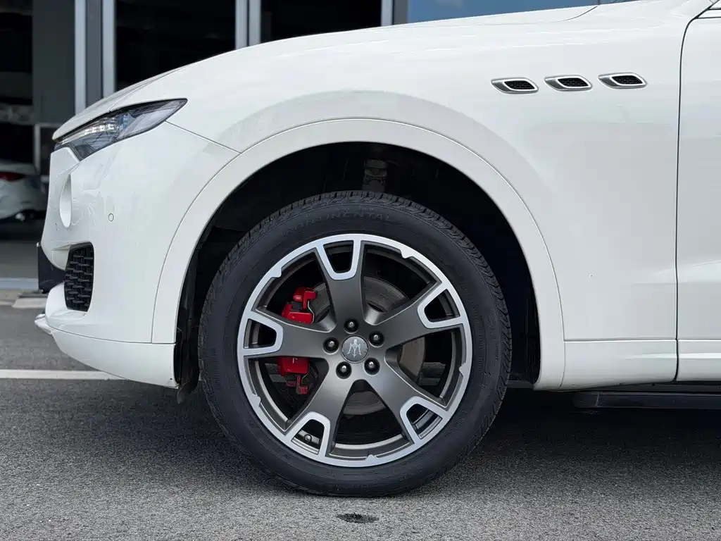 Maserati Levante 2017 — фото 17