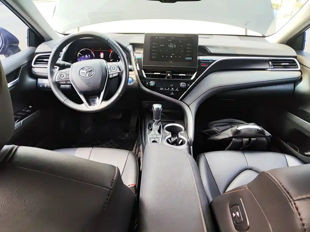 Toyota Camry 2023 — фото 6