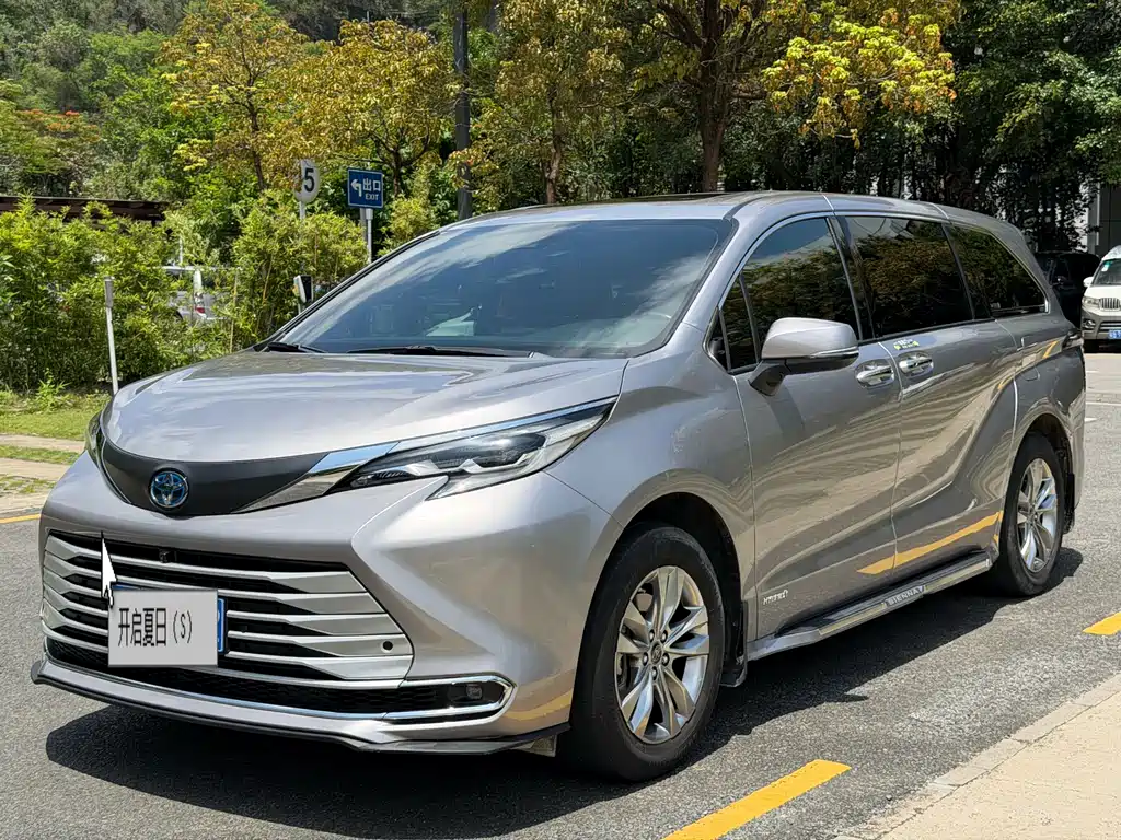 Toyota Sienna 2023 — фото 1