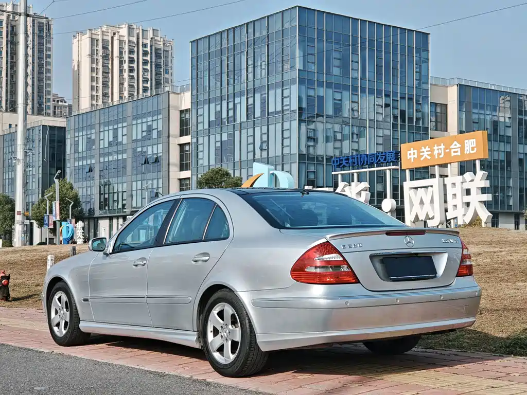 Mercedes-Benz E-Class 2006 — фото 19
