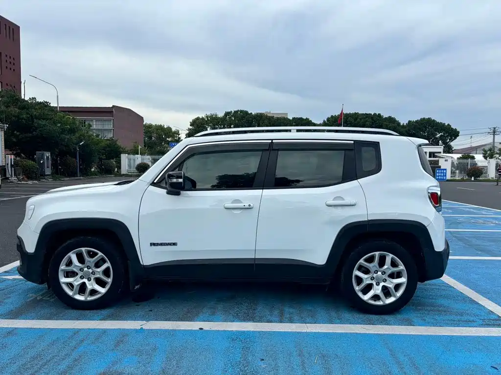 Jeep Renegade 2016 — фото 10