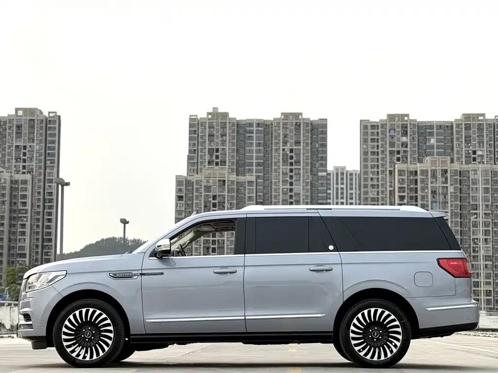 Lincoln Navigator 2022 — фото 13