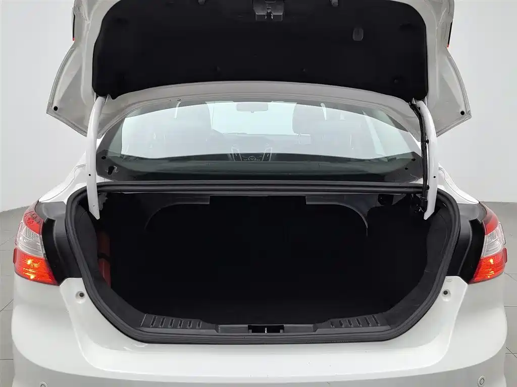 Ford Focus 2014 — фото 16
