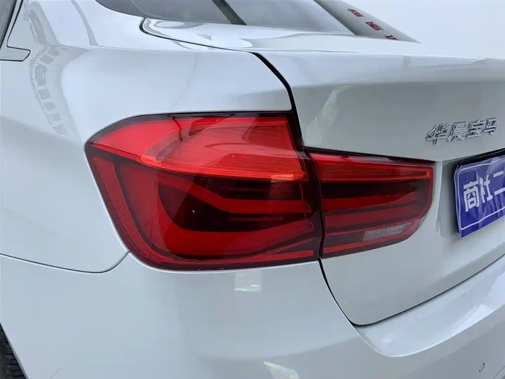 BMW 3 Series 2018 — фото 9