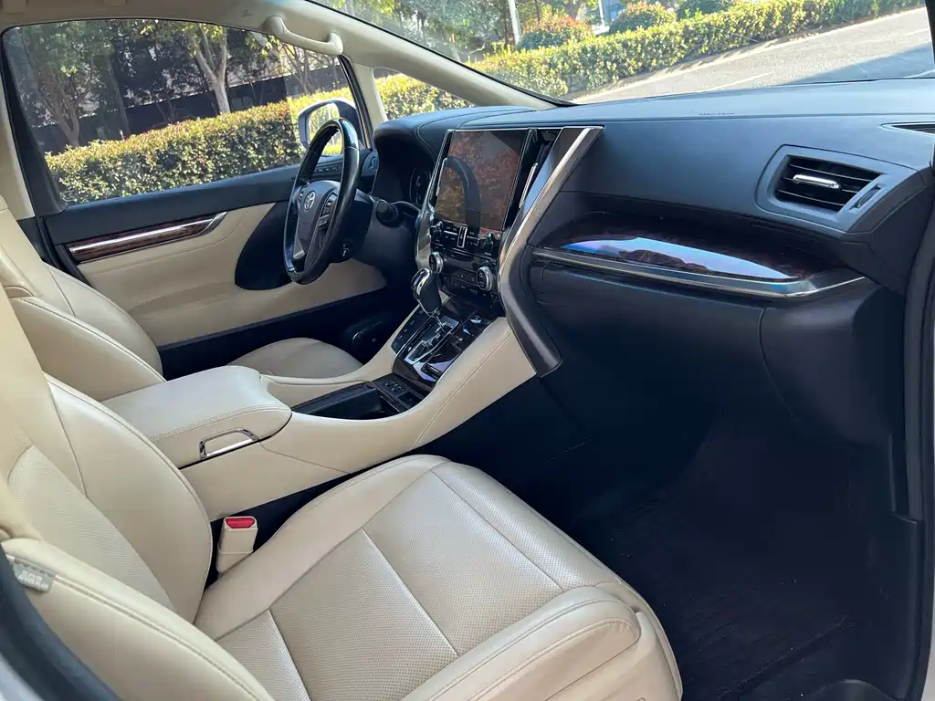 Toyota Alphard 2021 — фото 18