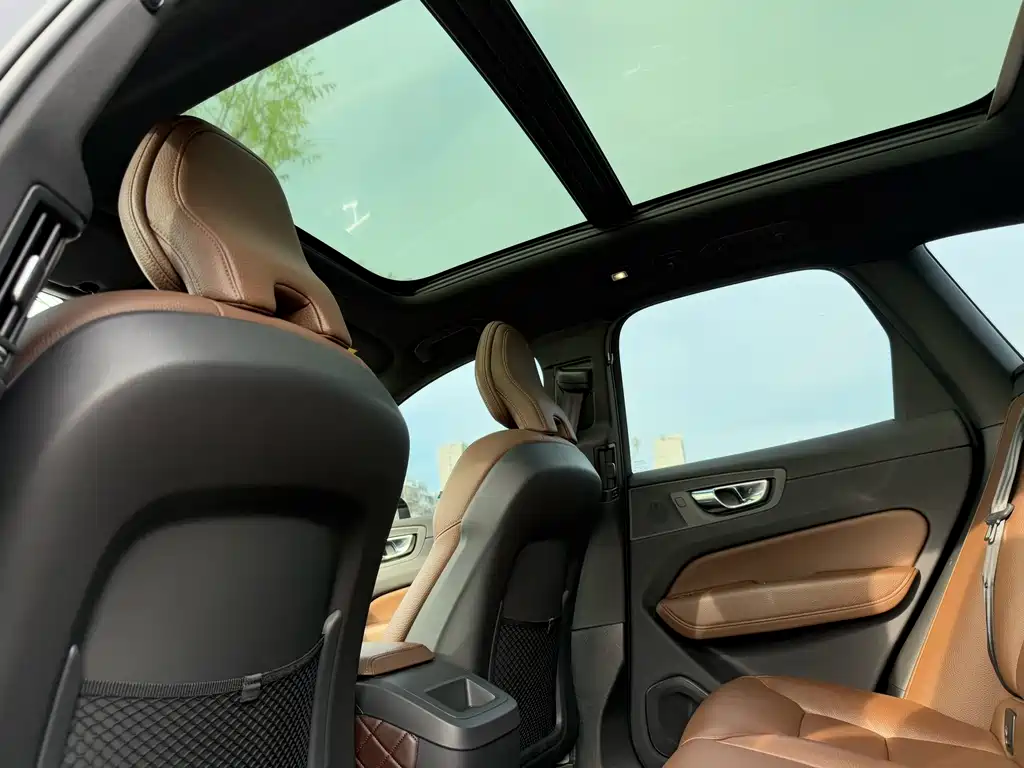 Volvo XC60 2021 — фото 10