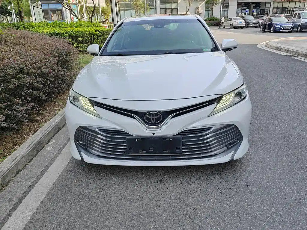 Toyota Camry 2018 — фото 2