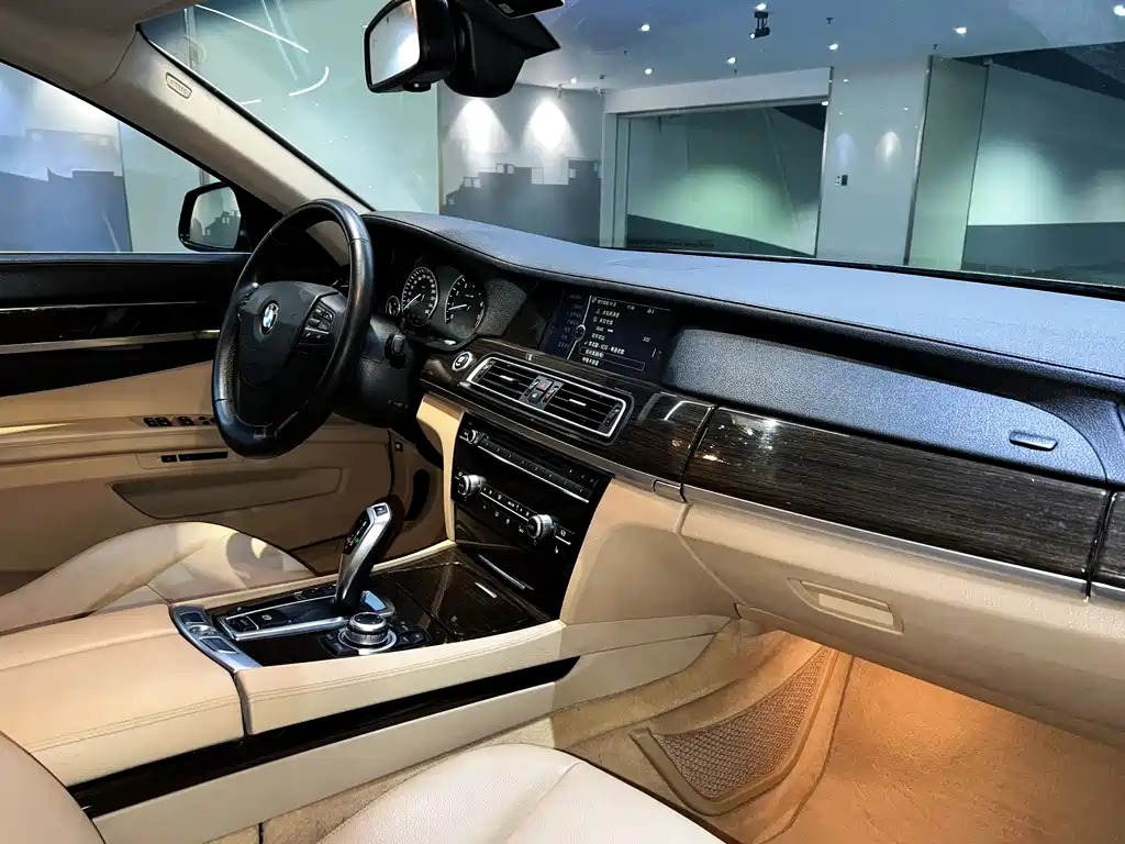 BMW 7 Series 2011 — фото 13