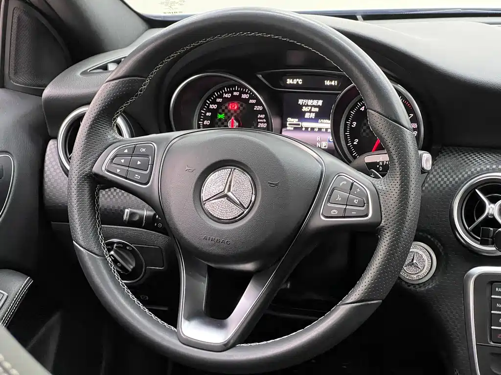 Mercedes-Benz A-Class 2017 — фото 16