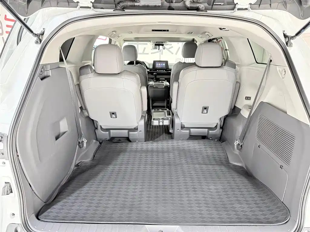 Toyota Granvia 2024 — фото 13