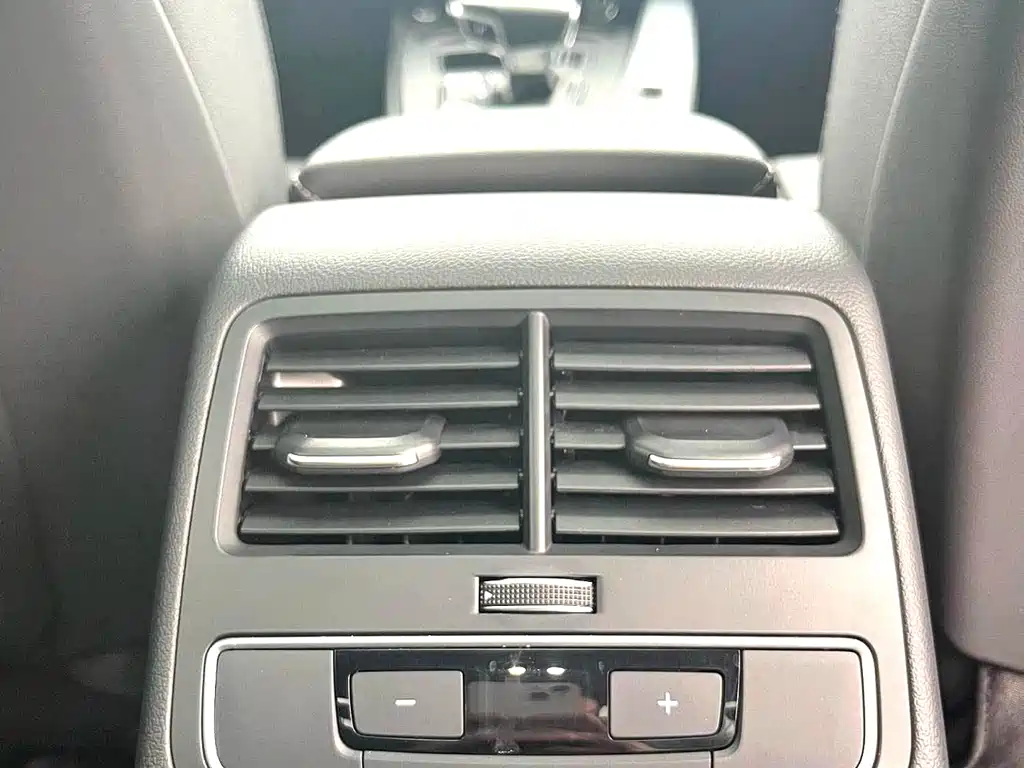 Audi A4L 2023 — фото 10