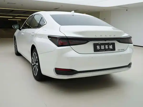 Lexus ES 2025