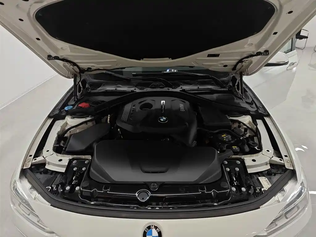 BMW 3 Series 2018 — фото 20
