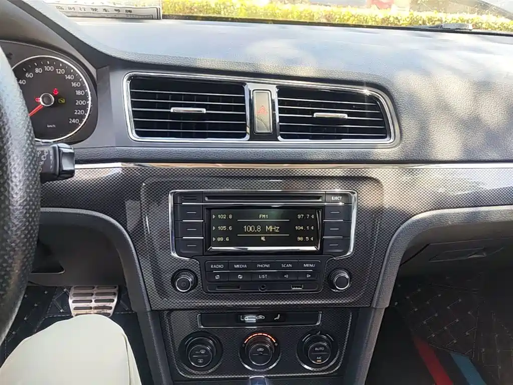 Volkswagen Cross Lavida 2015 — фото 13