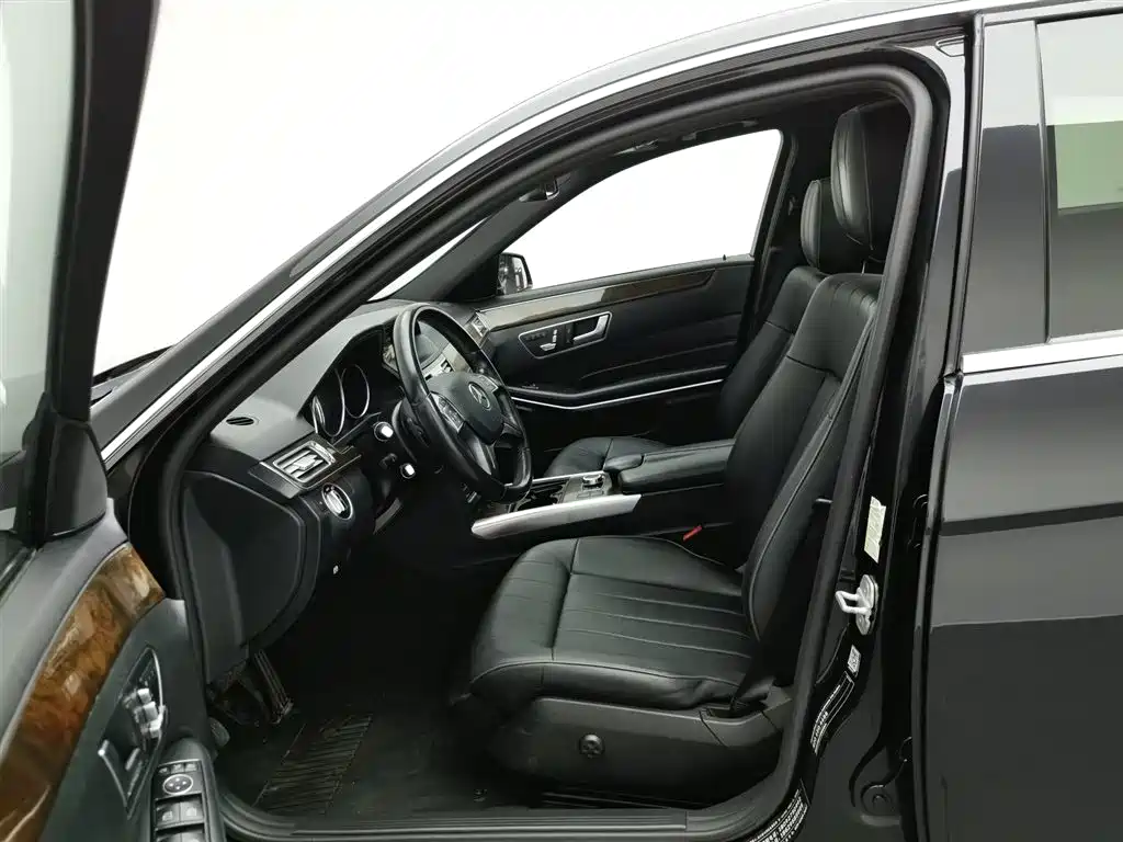 Mercedes-Benz E-Class 2015 — фото 10