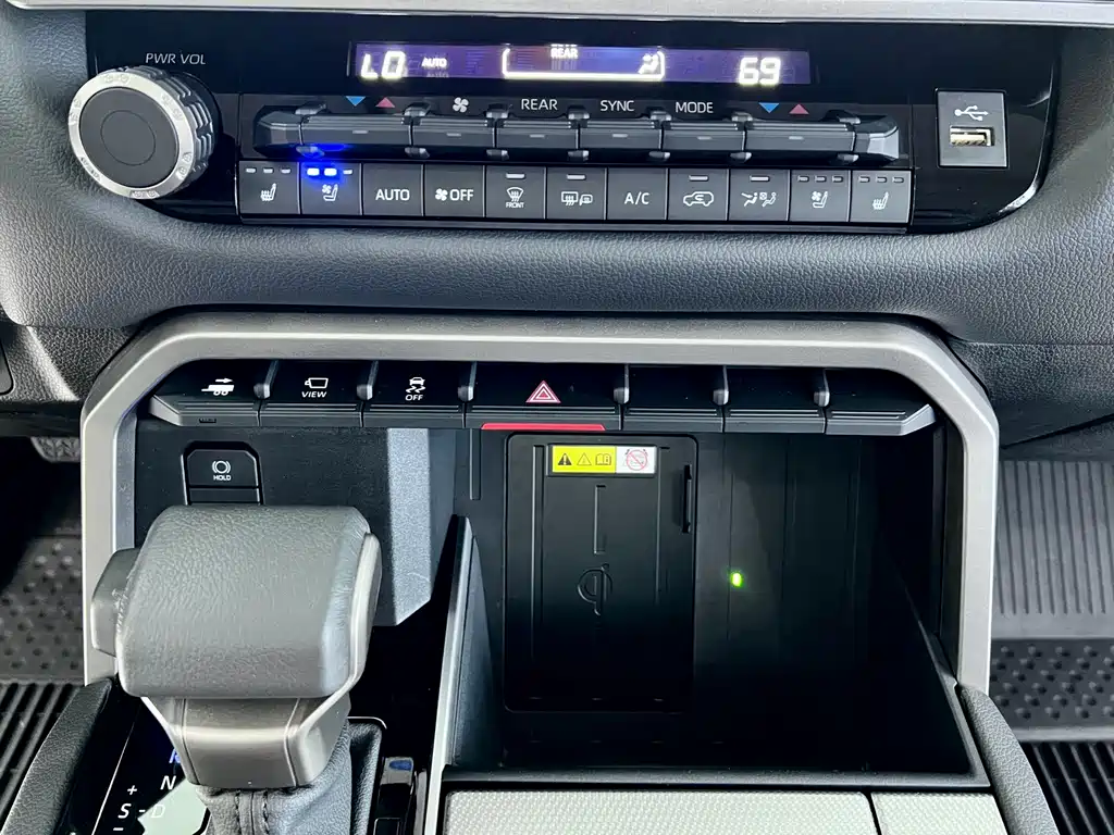 Toyota Sequoia 2023 — фото 18
