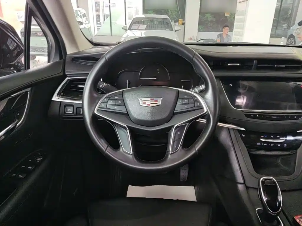 Cadillac XT5 2017 — фото 11