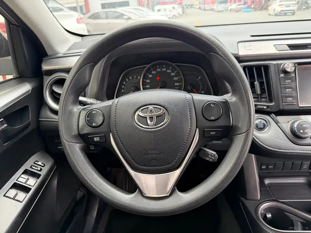 Toyota RAV4 2018 — фото 26