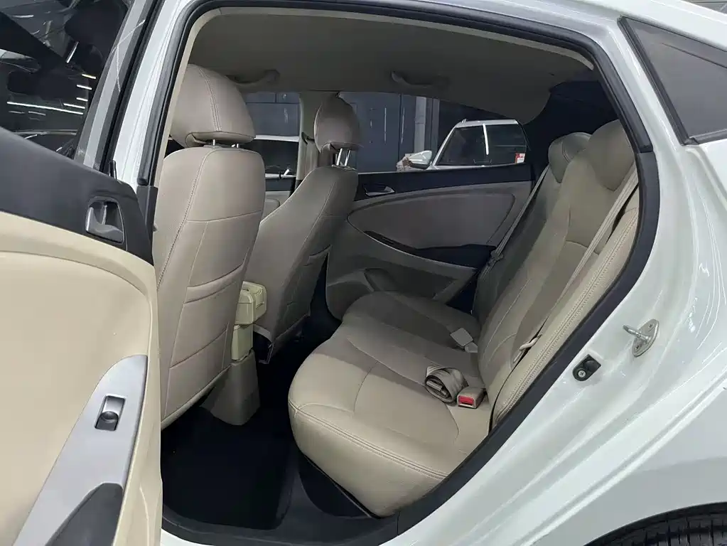 Hyundai Verna 2015 — фото 8