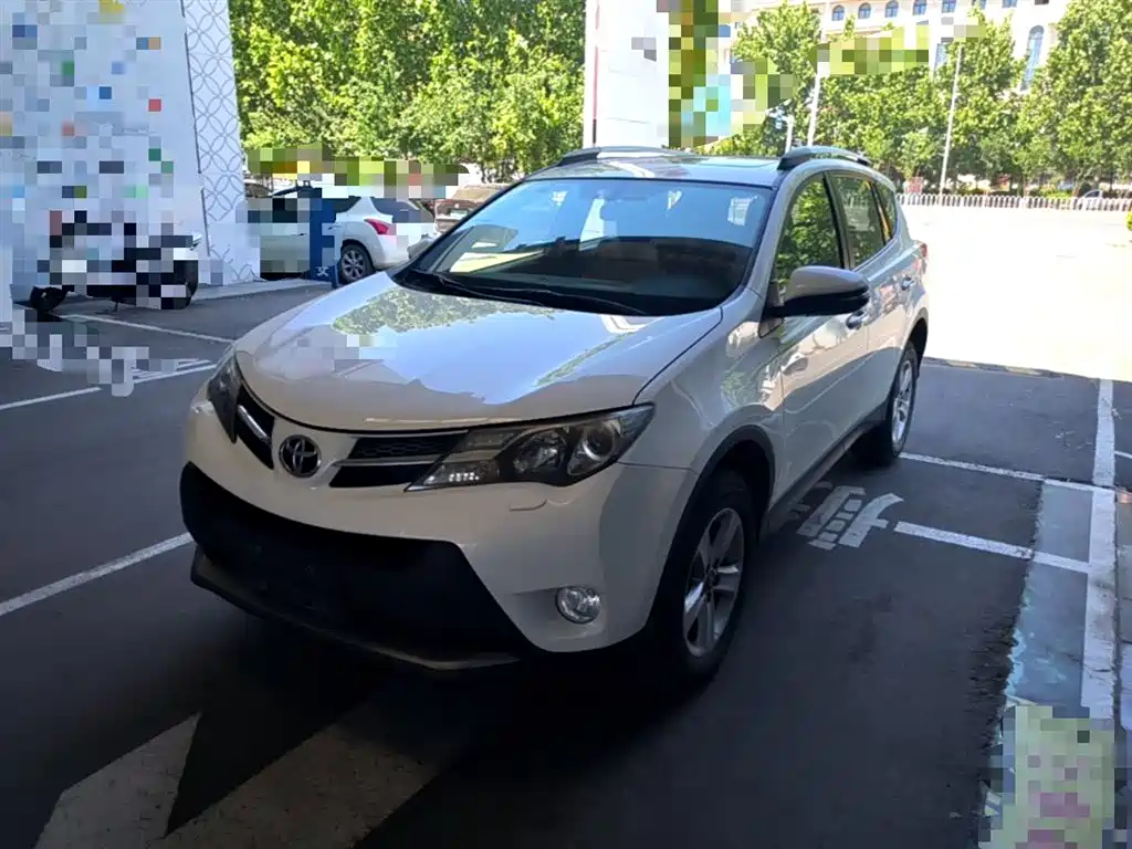 Toyota RAV4 2015 — фото 1