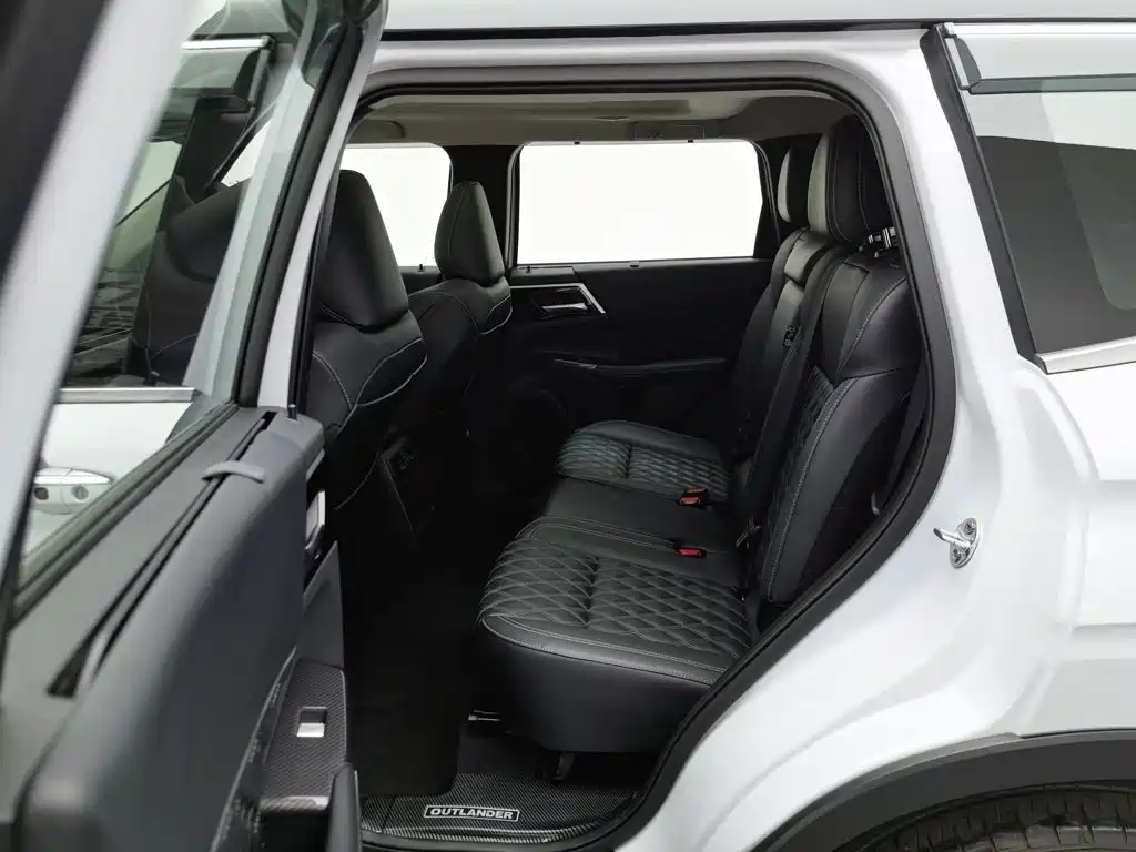 Mitsubishi Outlander 2023 — фото 15