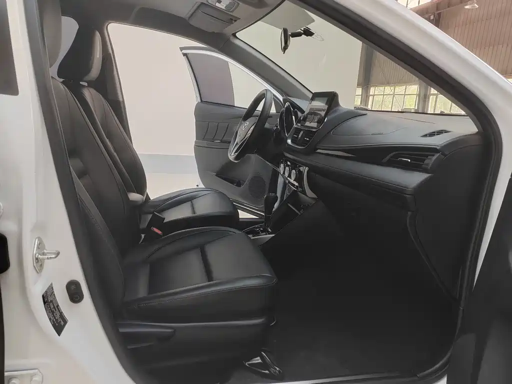 Toyota Yaris L 2022 — фото 22