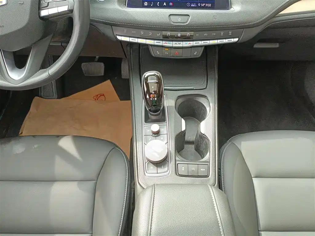 Cadillac XT4 2020 — фото 10