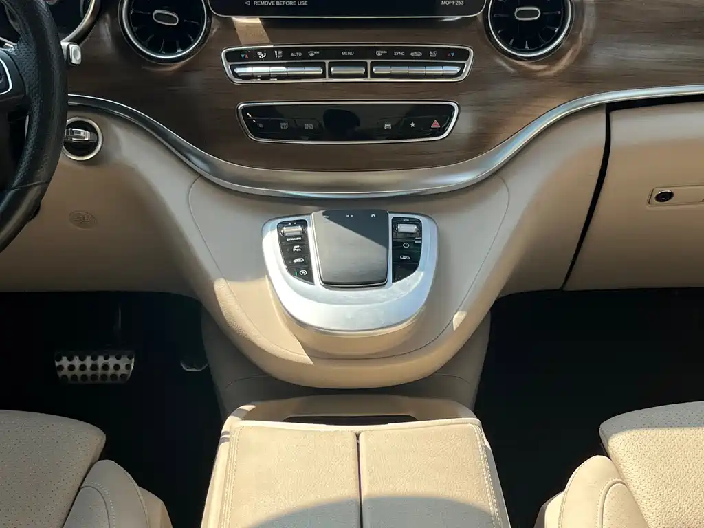 Mercedes-Benz V-Class 2024 — фото 13