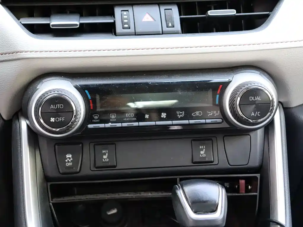 Toyota RAV4 2020 — фото 13