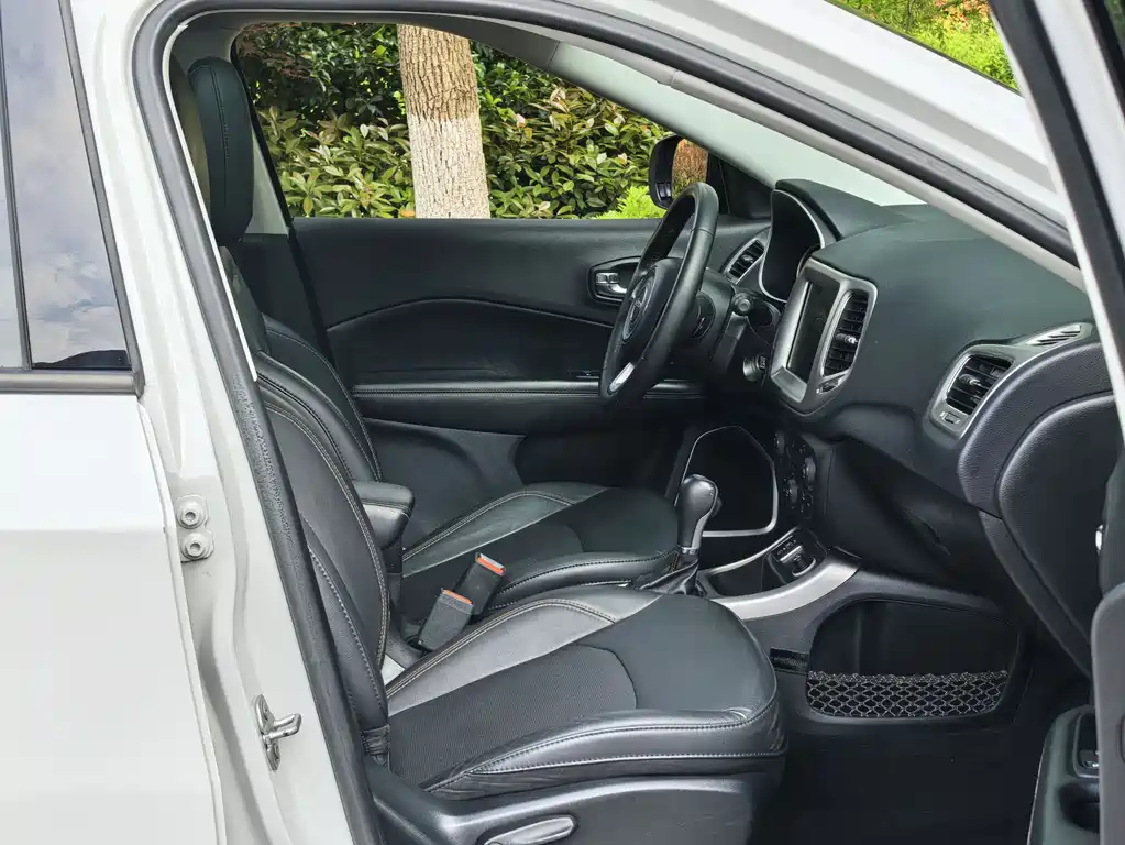 Jeep Compass 2018 — фото 12