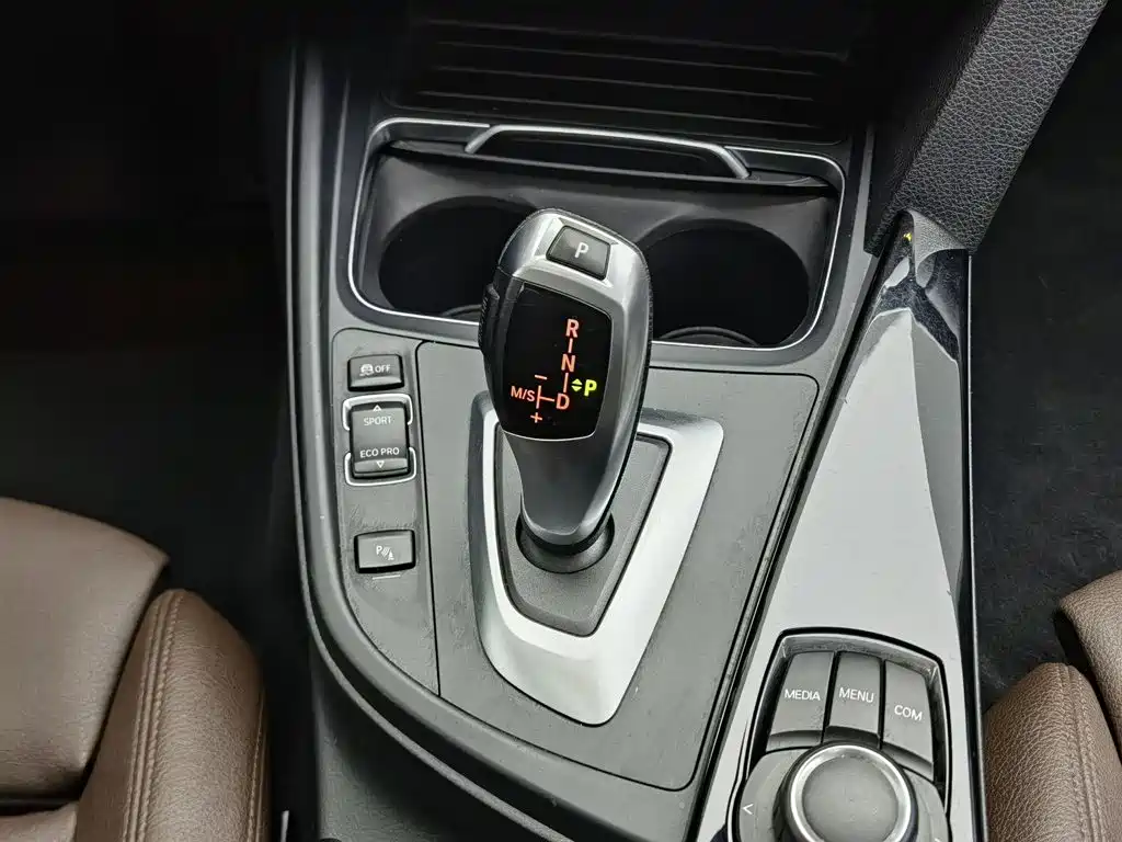 BMW 3 Series 2018 — фото 13