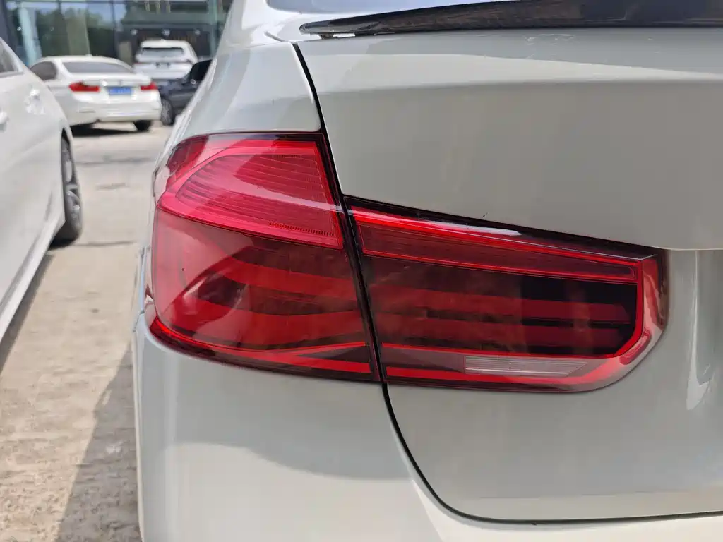 BMW 3 Series 2017 — фото 9
